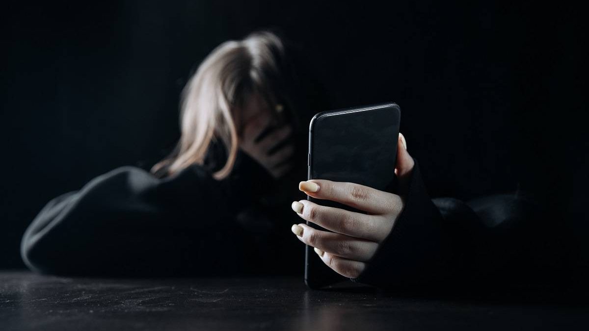 Mão aberta fazendo sinal de stop com elementos gráficos vermelhos, simbolizando proteção ou limite