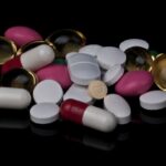 Variedade de cápsulas e comprimidos coloridos de diferentes medicamentos