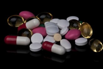 Variedade de cápsulas e comprimidos coloridos de diferentes medicamentos