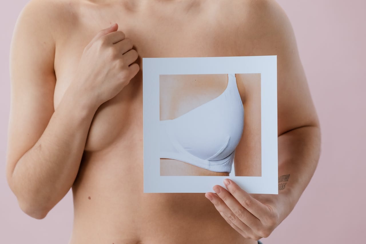 Mamografia: qual a idade certa para começar? Entenda a importância do rastreamento do câncer de mama, seja aos 40 ou 50 anos. O diagnóstico precoce salva vidas. Cuide da sua saúde e consulte seu médico sobre quando iniciar seus exames preventivos.