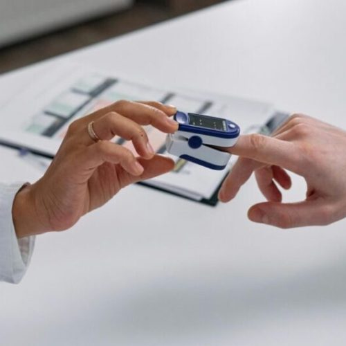https://www.pexels.com/pt-br/foto/homem-maos-medico-doutor-7580249/